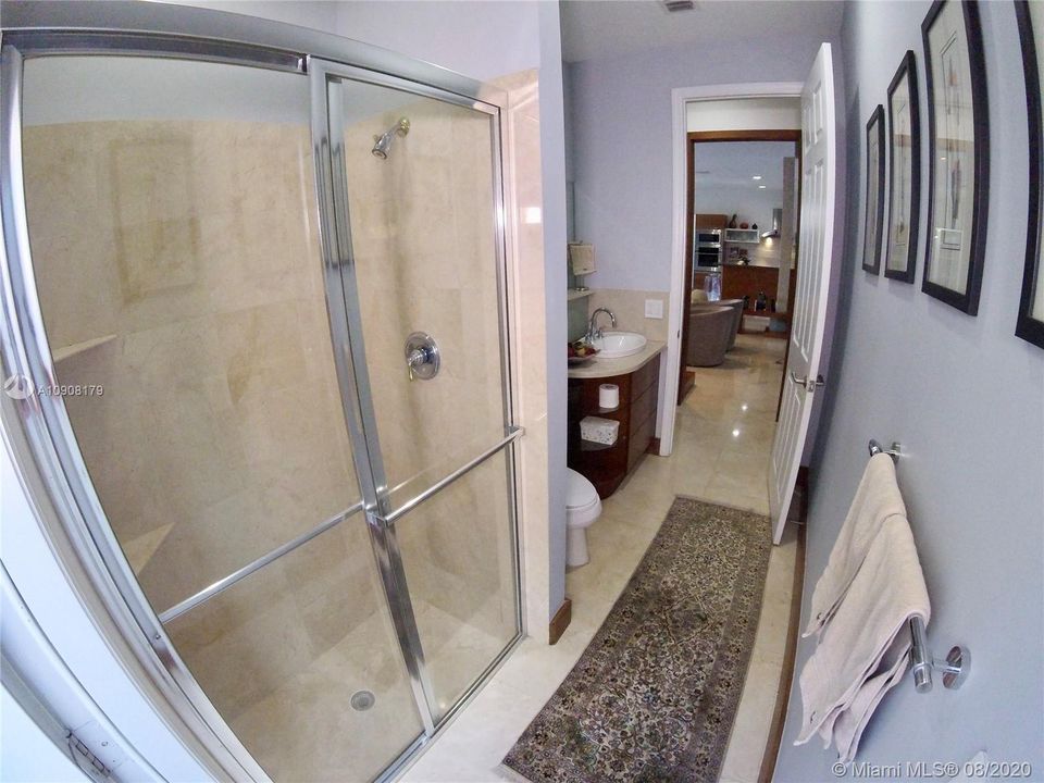 Vendido Recientemente: $1,250,000 (6 camas, 5 baños, 3584 Pies cuadrados)