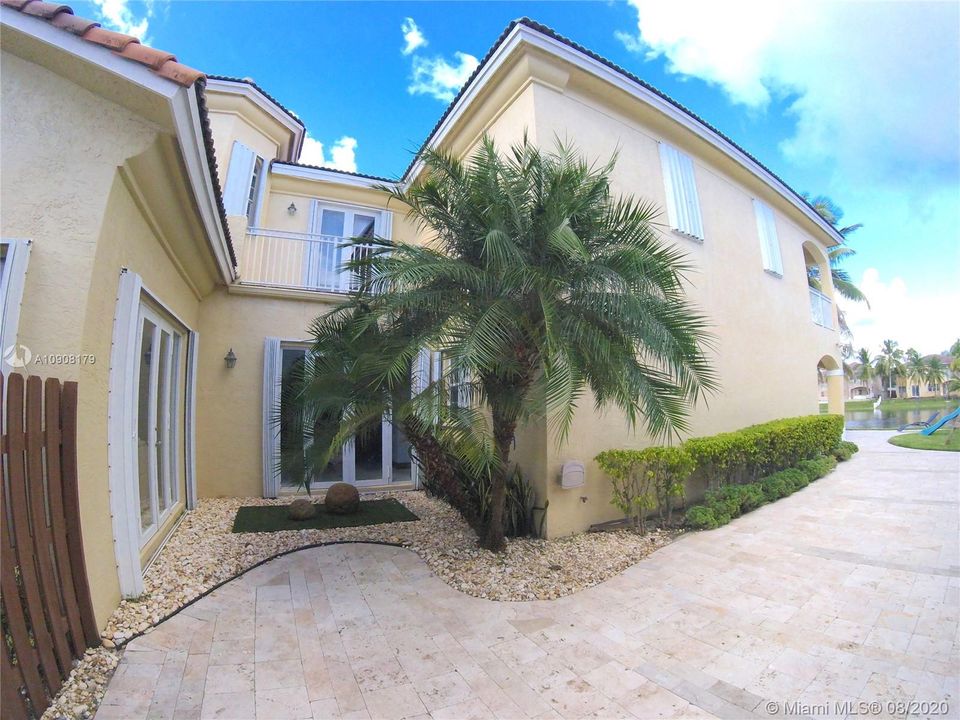Vendido Recientemente: $1,250,000 (6 camas, 5 baños, 3584 Pies cuadrados)