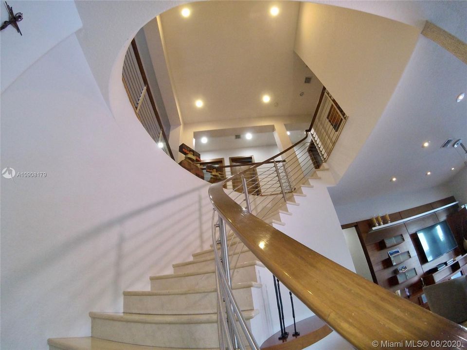 Vendido Recientemente: $1,250,000 (6 camas, 5 baños, 3584 Pies cuadrados)