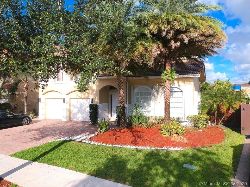 Vendido Recientemente: $1,250,000 (6 camas, 5 baños, 3584 Pies cuadrados)