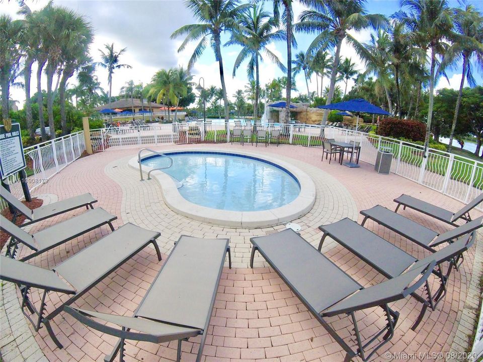 Vendido Recientemente: $1,250,000 (6 camas, 5 baños, 3584 Pies cuadrados)