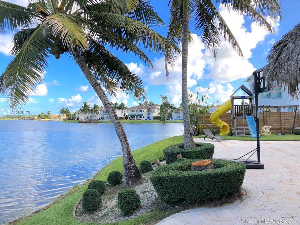 Vendido Recientemente: $1,250,000 (6 camas, 5 baños, 3584 Pies cuadrados)