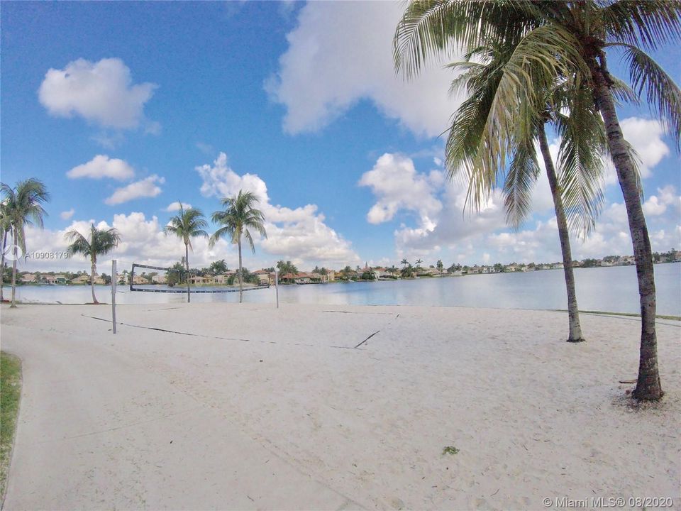 Vendido Recientemente: $1,250,000 (6 camas, 5 baños, 3584 Pies cuadrados)