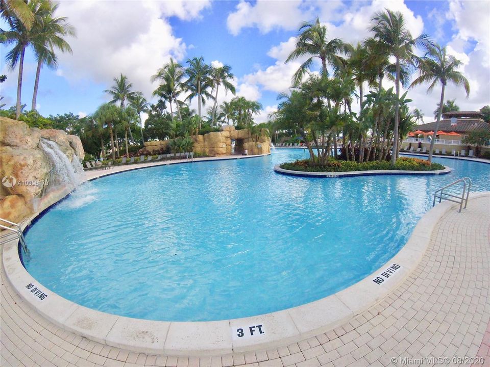 Vendido Recientemente: $1,250,000 (6 camas, 5 baños, 3584 Pies cuadrados)