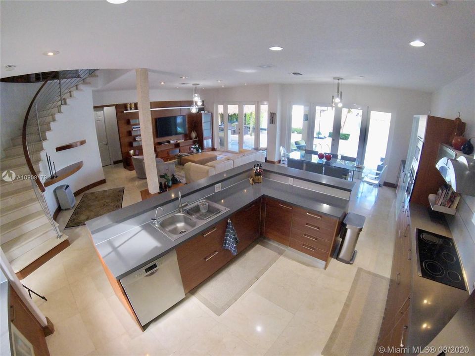 Vendido Recientemente: $1,250,000 (6 camas, 5 baños, 3584 Pies cuadrados)