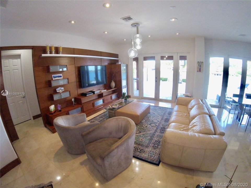 Vendido Recientemente: $1,250,000 (6 camas, 5 baños, 3584 Pies cuadrados)