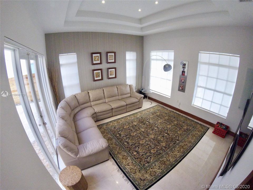Vendido Recientemente: $1,250,000 (6 camas, 5 baños, 3584 Pies cuadrados)