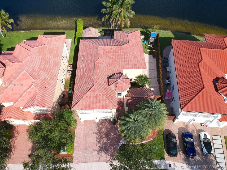 Vendido Recientemente: $1,250,000 (6 camas, 5 baños, 3584 Pies cuadrados)