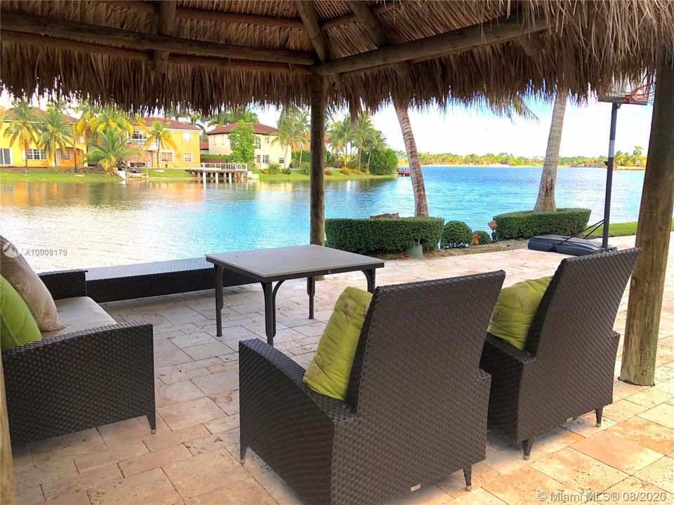 Vendido Recientemente: $1,250,000 (6 camas, 5 baños, 3584 Pies cuadrados)