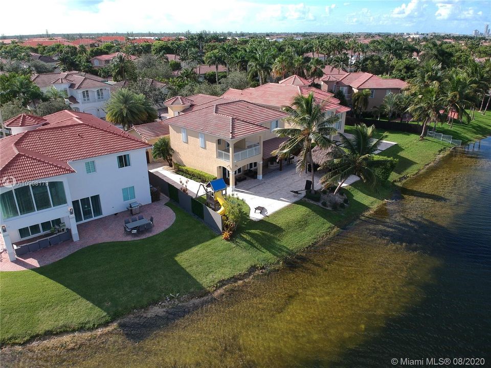 Vendido Recientemente: $1,250,000 (6 camas, 5 baños, 3584 Pies cuadrados)