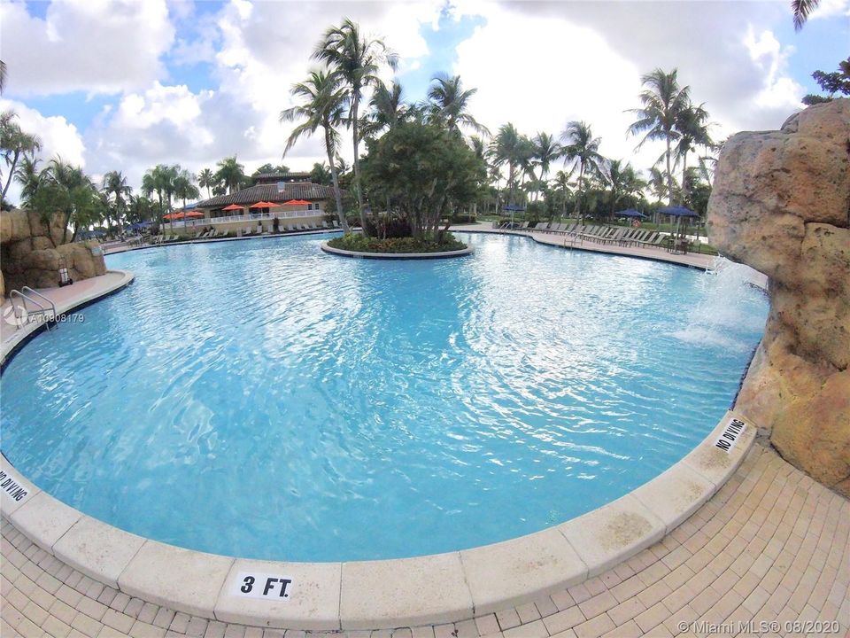 Vendido Recientemente: $1,250,000 (6 camas, 5 baños, 3584 Pies cuadrados)