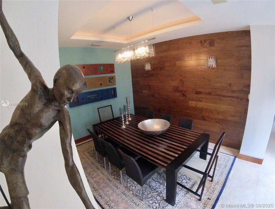 Vendido Recientemente: $1,250,000 (6 camas, 5 baños, 3584 Pies cuadrados)
