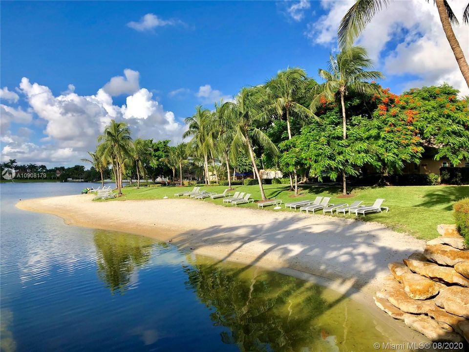 Vendido Recientemente: $1,250,000 (6 camas, 5 baños, 3584 Pies cuadrados)