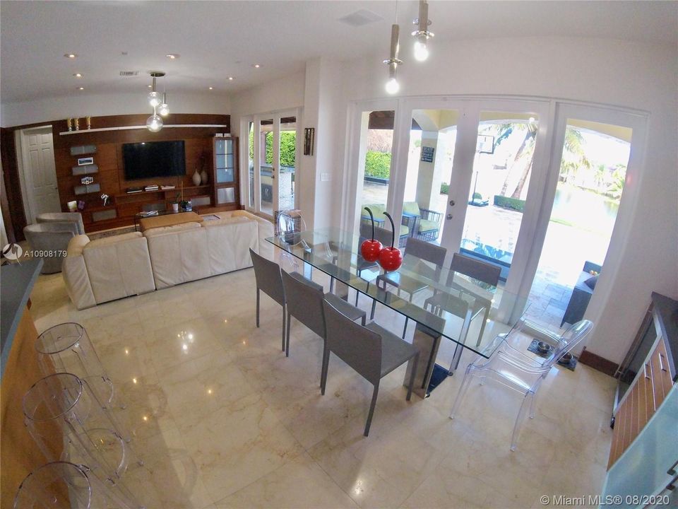Vendido Recientemente: $1,250,000 (6 camas, 5 baños, 3584 Pies cuadrados)