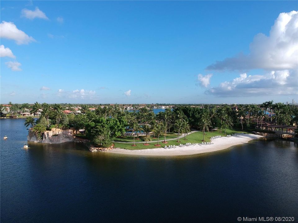 Vendido Recientemente: $1,250,000 (6 camas, 5 baños, 3584 Pies cuadrados)