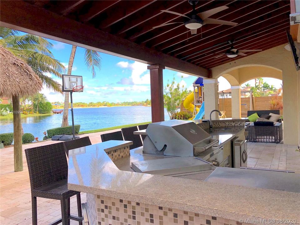Vendido Recientemente: $1,250,000 (6 camas, 5 baños, 3584 Pies cuadrados)