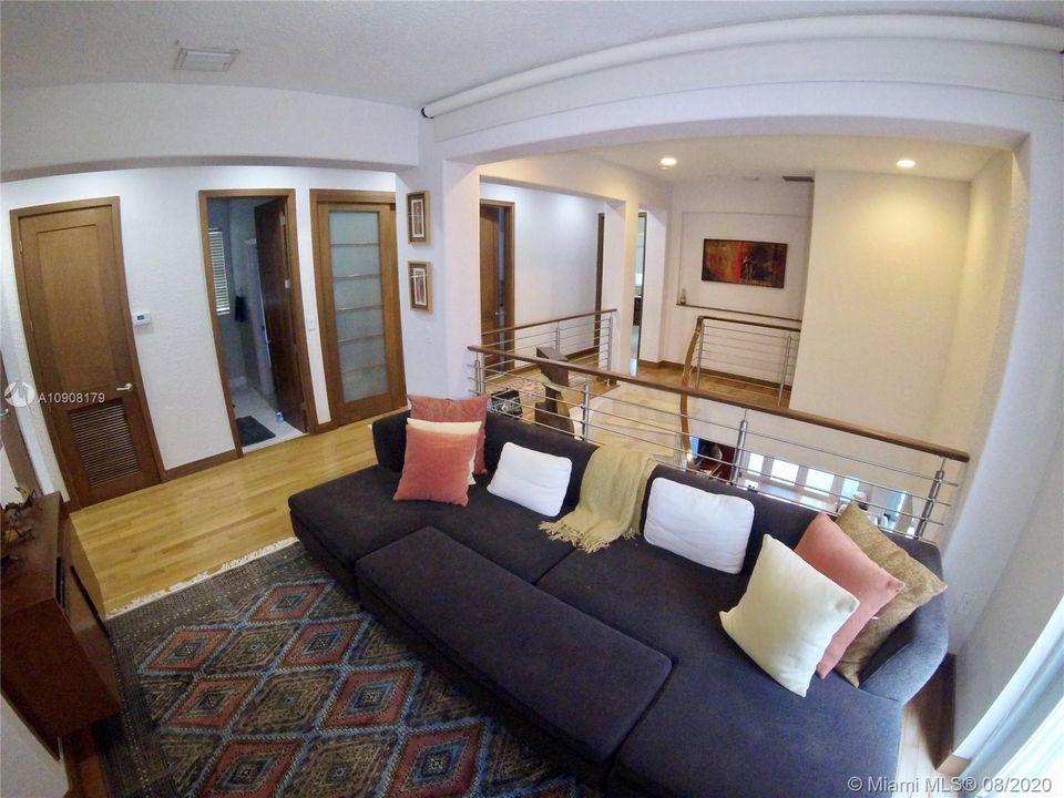 Vendido Recientemente: $1,250,000 (6 camas, 5 baños, 3584 Pies cuadrados)