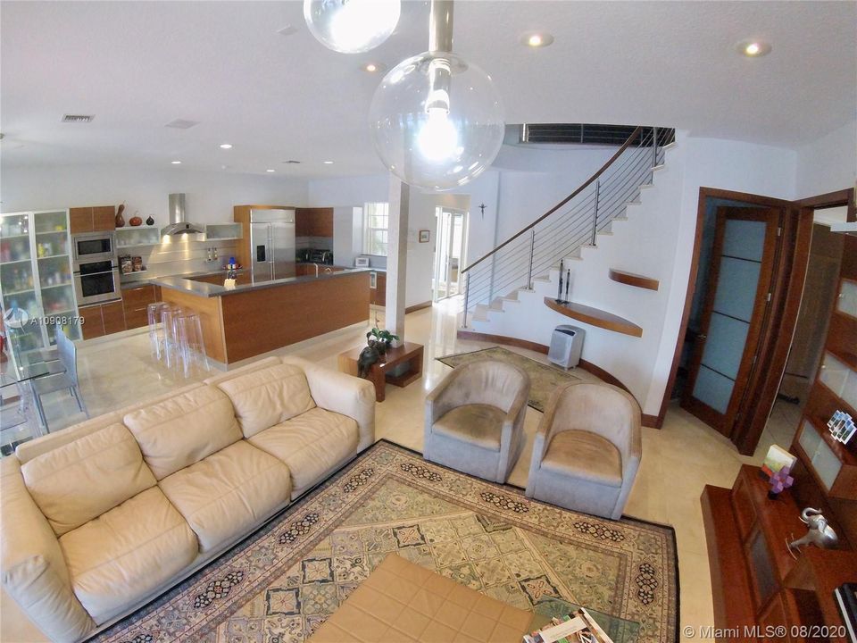Vendido Recientemente: $1,250,000 (6 camas, 5 baños, 3584 Pies cuadrados)