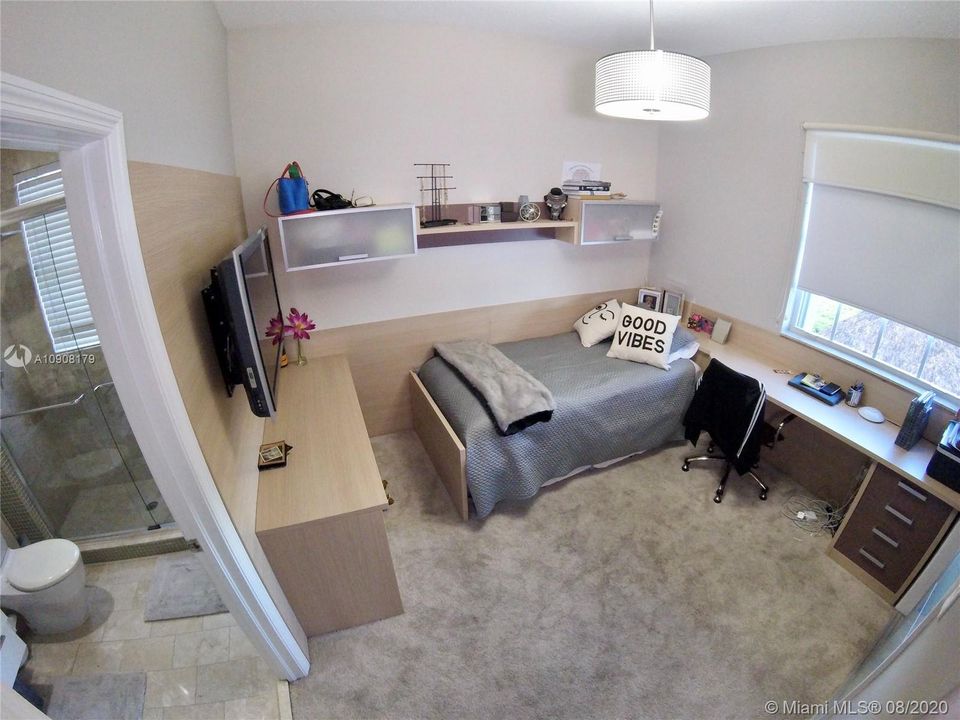 Vendido Recientemente: $1,250,000 (6 camas, 5 baños, 3584 Pies cuadrados)