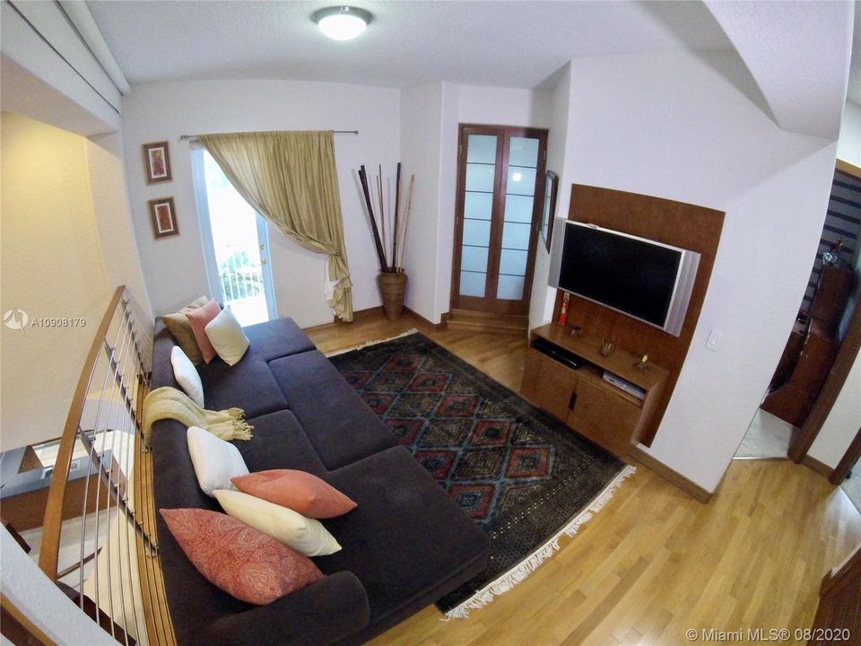 Vendido Recientemente: $1,250,000 (6 camas, 5 baños, 3584 Pies cuadrados)
