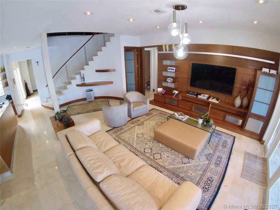 Vendido Recientemente: $1,250,000 (6 camas, 5 baños, 3584 Pies cuadrados)
