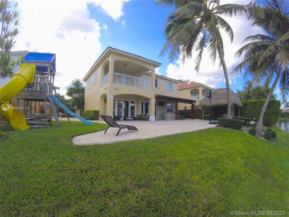 Vendido Recientemente: $1,250,000 (6 camas, 5 baños, 3584 Pies cuadrados)