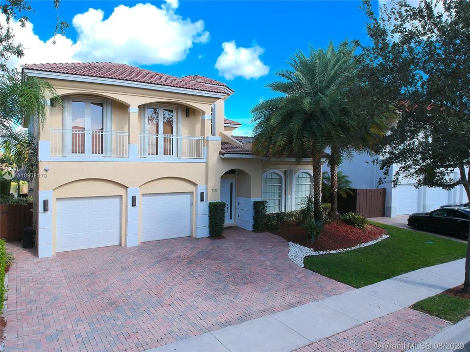 Vendido Recientemente: $1,250,000 (6 camas, 5 baños, 3584 Pies cuadrados)