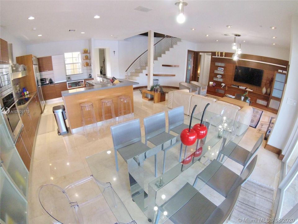Vendido Recientemente: $1,250,000 (6 camas, 5 baños, 3584 Pies cuadrados)