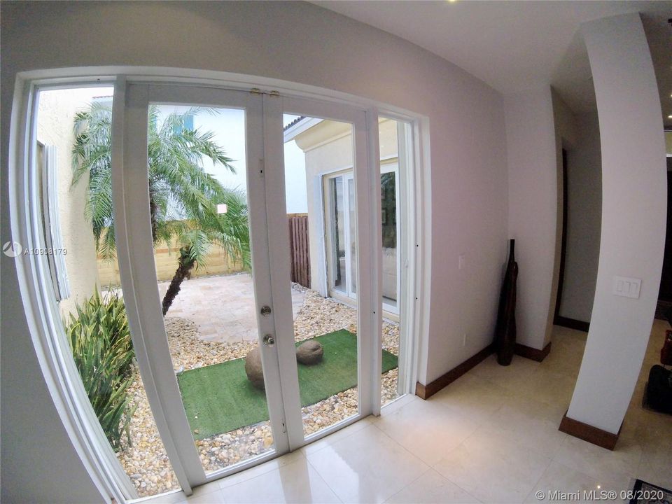 Vendido Recientemente: $1,250,000 (6 camas, 5 baños, 3584 Pies cuadrados)