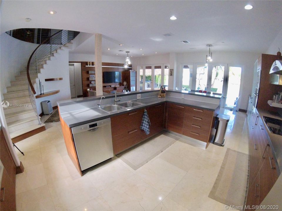 Vendido Recientemente: $1,250,000 (6 camas, 5 baños, 3584 Pies cuadrados)