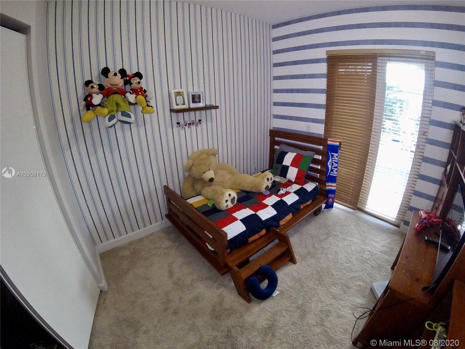 Vendido Recientemente: $1,250,000 (6 camas, 5 baños, 3584 Pies cuadrados)