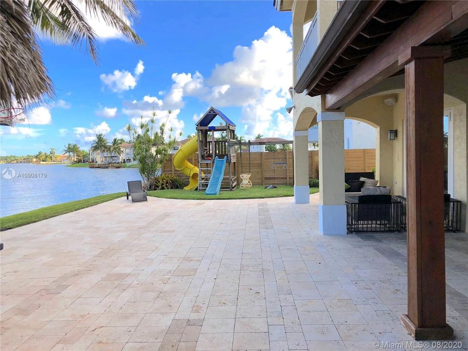 Vendido Recientemente: $1,250,000 (6 camas, 5 baños, 3584 Pies cuadrados)