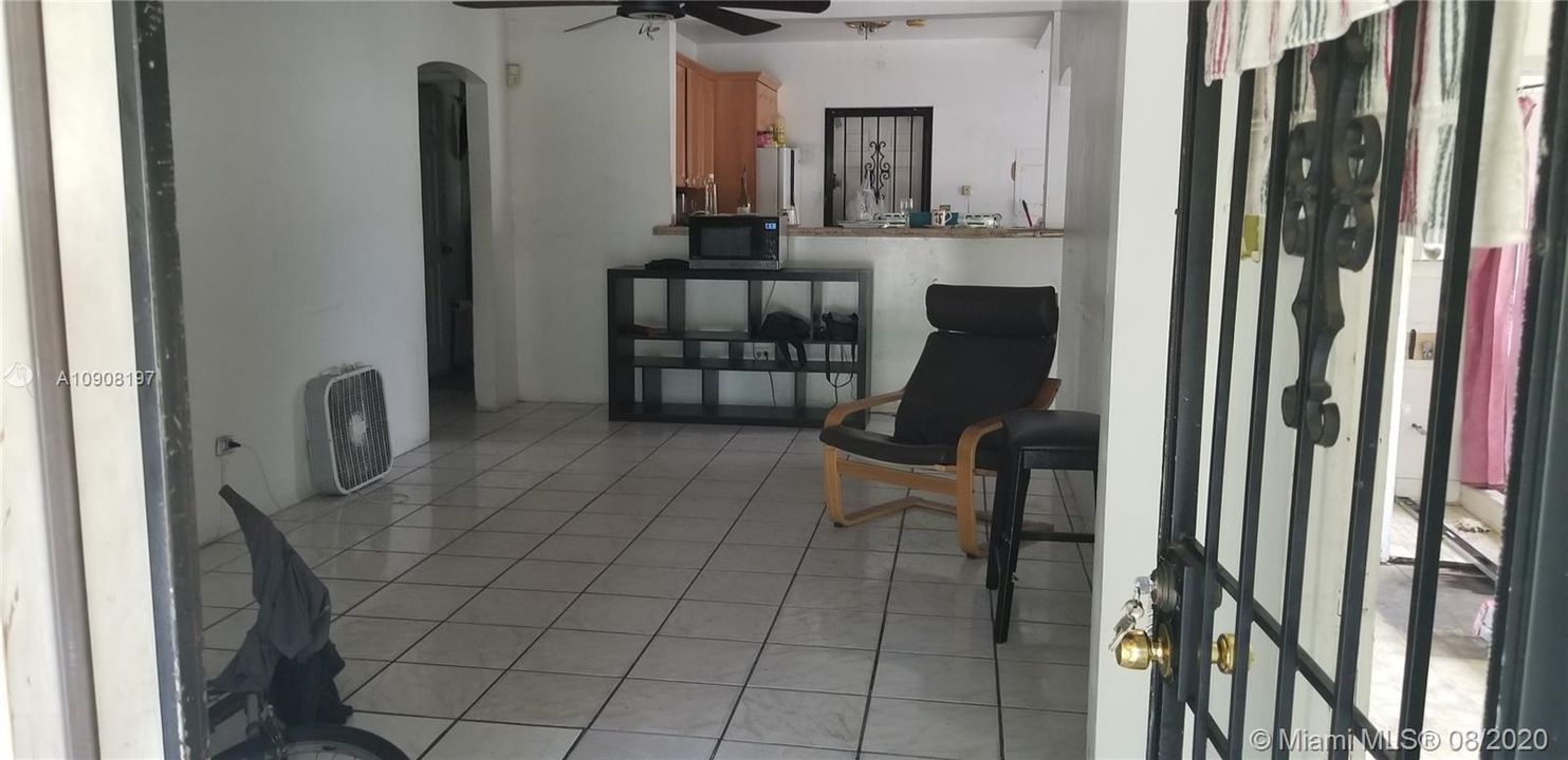 最近售出: $165,000 (3 贝兹, 1 浴室, 977 平方英尺)