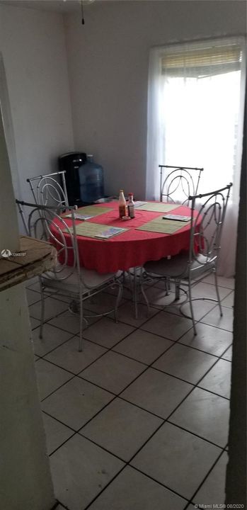 最近售出: $165,000 (3 贝兹, 1 浴室, 977 平方英尺)