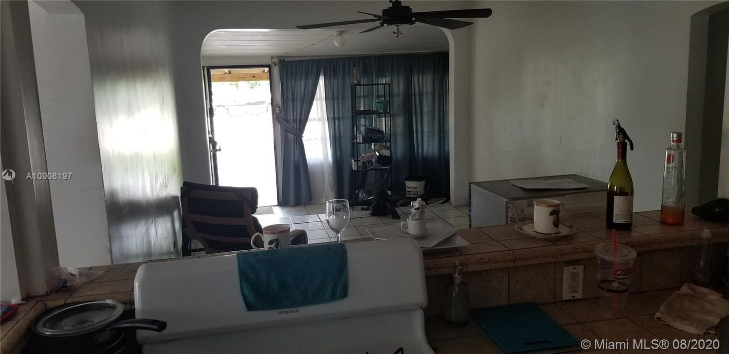 最近售出: $165,000 (3 贝兹, 1 浴室, 977 平方英尺)