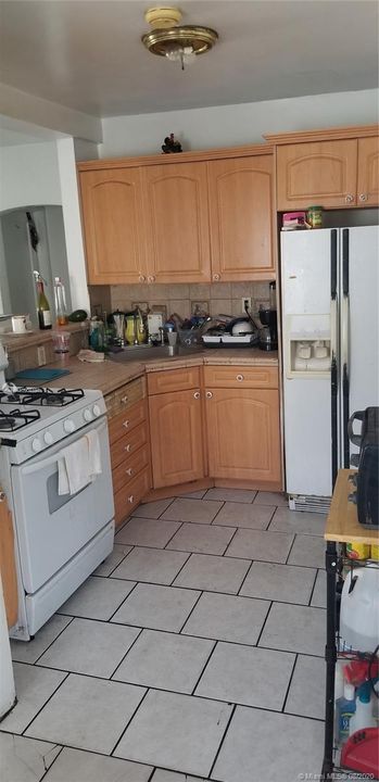 最近售出: $165,000 (3 贝兹, 1 浴室, 977 平方英尺)