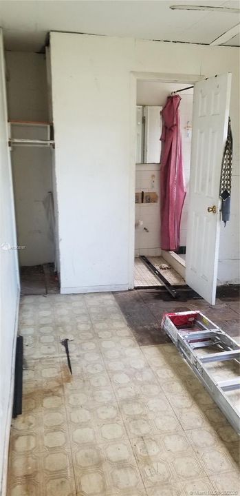 最近售出: $165,000 (3 贝兹, 1 浴室, 977 平方英尺)