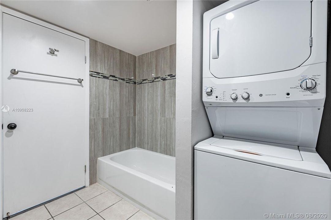 最近售出: $245,000 (2 贝兹, 2 浴室, 1128 平方英尺)