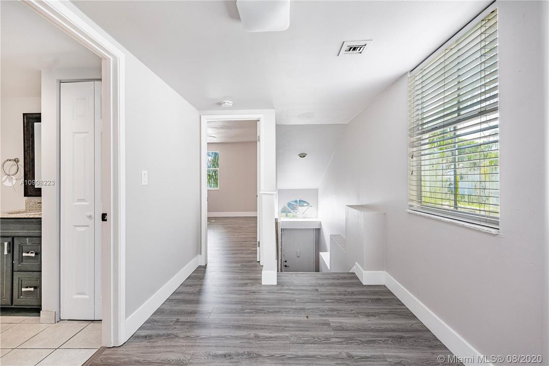 最近售出: $245,000 (2 贝兹, 2 浴室, 1128 平方英尺)