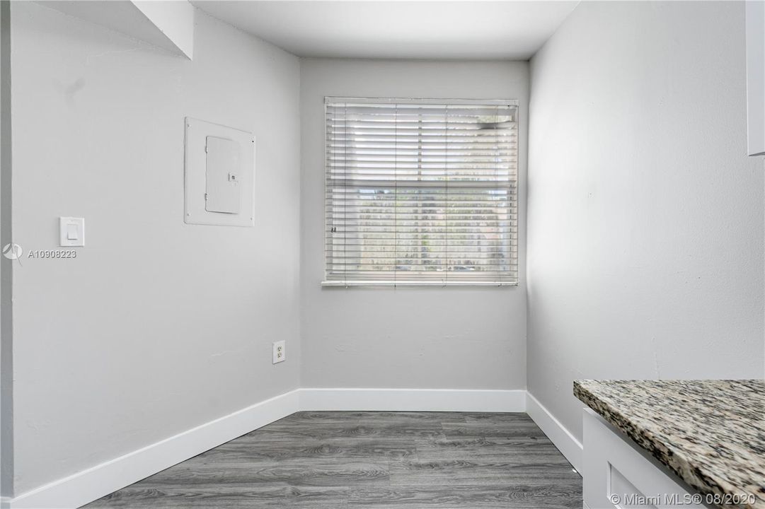 最近售出: $245,000 (2 贝兹, 2 浴室, 1128 平方英尺)