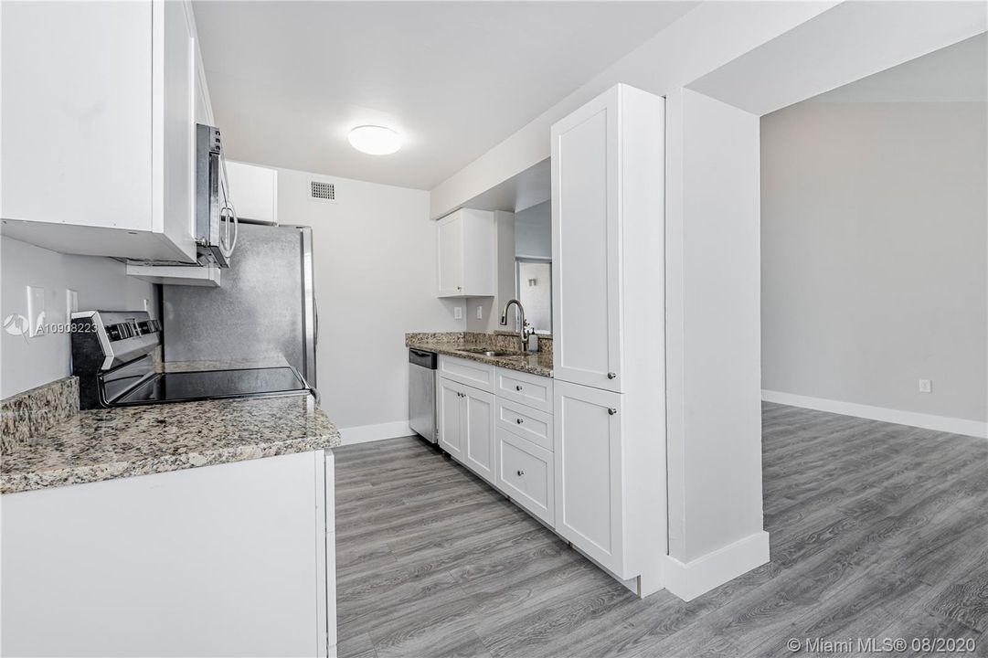 最近售出: $245,000 (2 贝兹, 2 浴室, 1128 平方英尺)