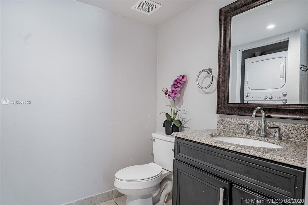 最近售出: $245,000 (2 贝兹, 2 浴室, 1128 平方英尺)