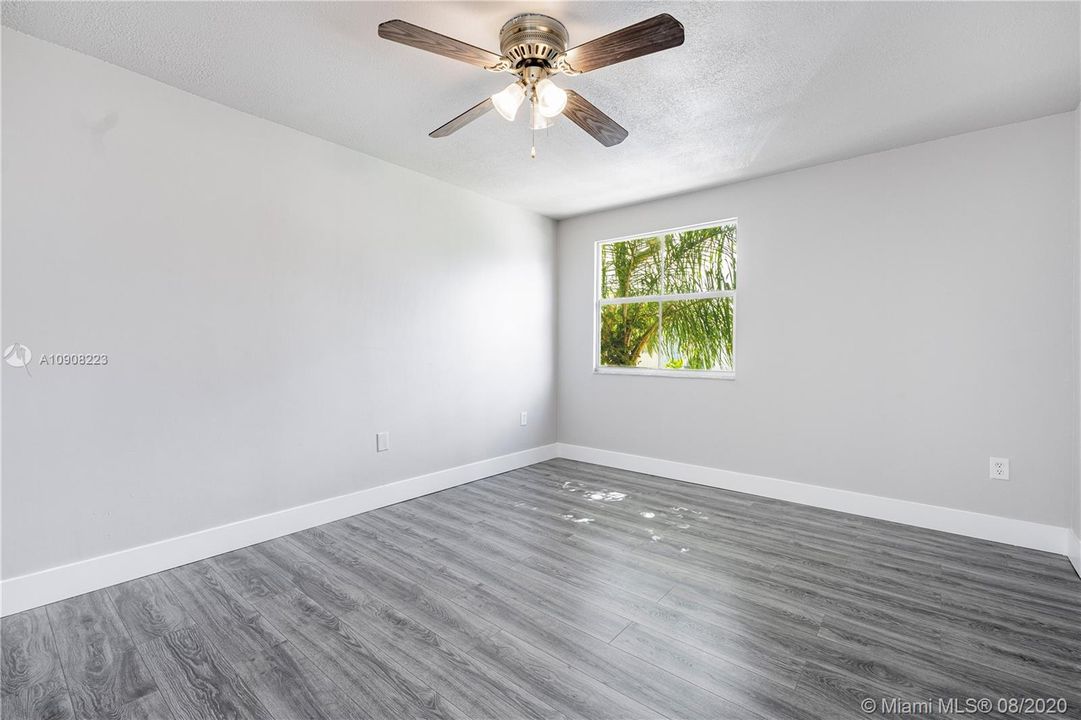 最近售出: $245,000 (2 贝兹, 2 浴室, 1128 平方英尺)