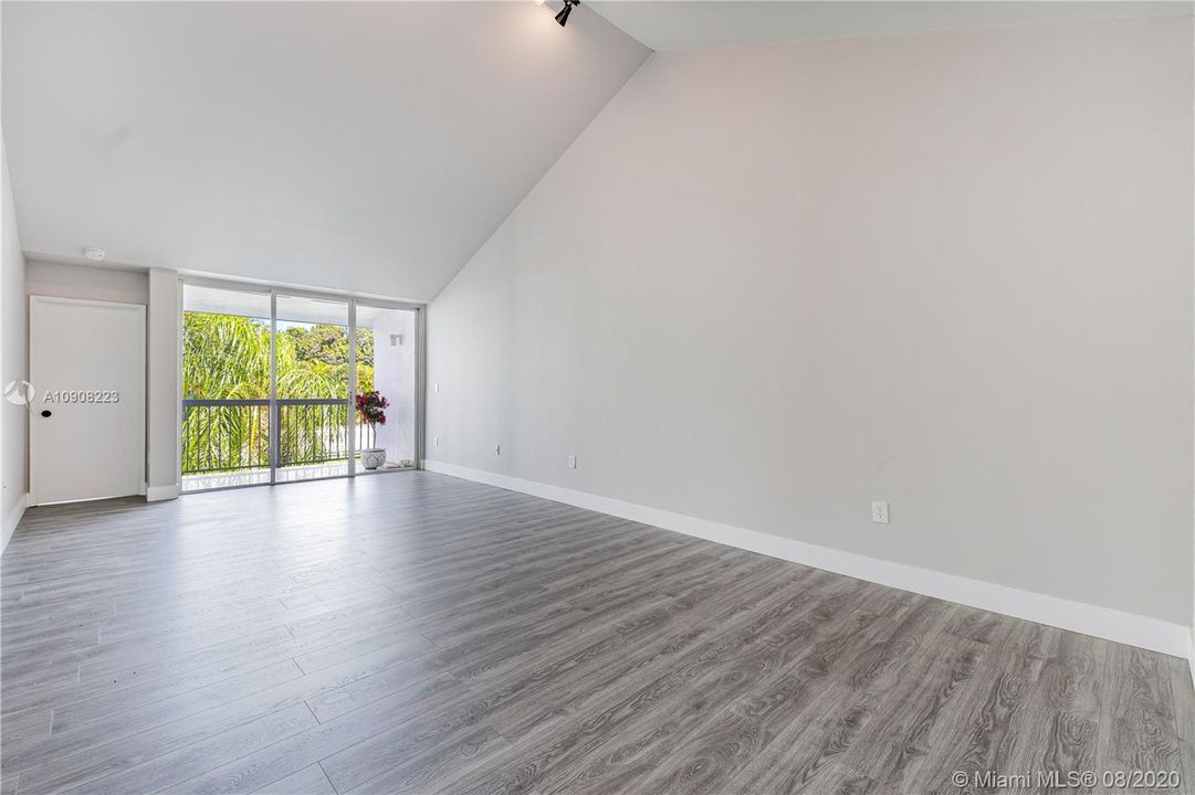 最近售出: $245,000 (2 贝兹, 2 浴室, 1128 平方英尺)