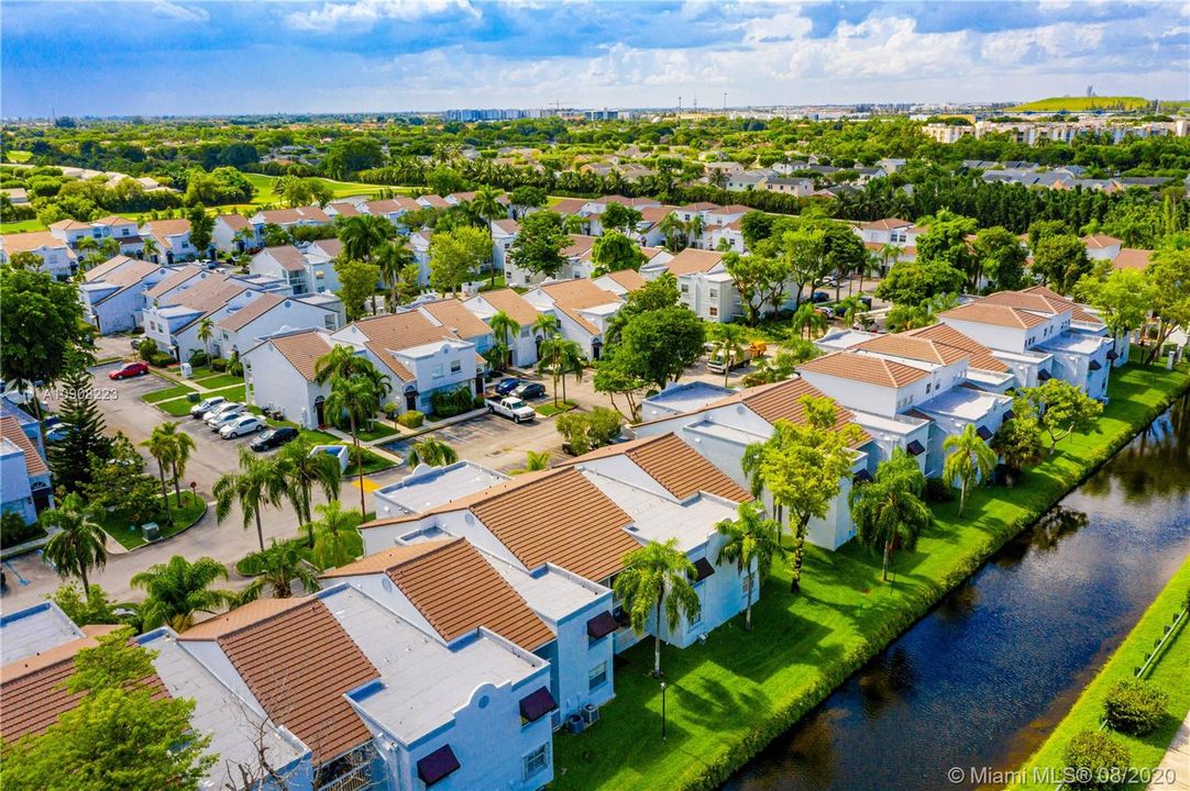 最近售出: $245,000 (2 贝兹, 2 浴室, 1128 平方英尺)