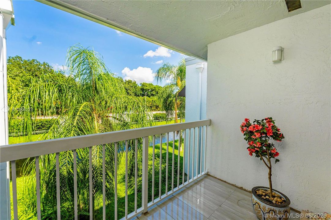 最近售出: $245,000 (2 贝兹, 2 浴室, 1128 平方英尺)