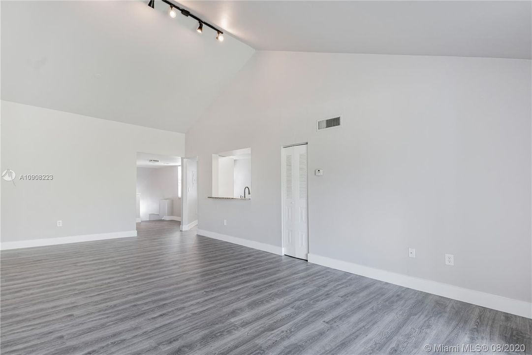 最近售出: $245,000 (2 贝兹, 2 浴室, 1128 平方英尺)