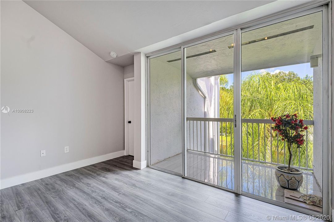 最近售出: $245,000 (2 贝兹, 2 浴室, 1128 平方英尺)