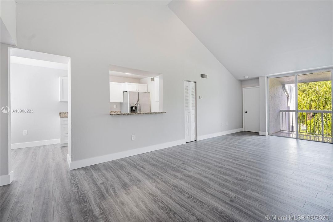 最近售出: $245,000 (2 贝兹, 2 浴室, 1128 平方英尺)