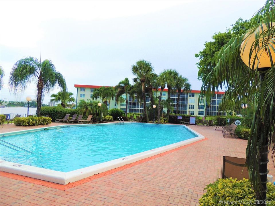 Recently Rented: $1,690 (1 beds, 1 baths, 900 Square Feet)